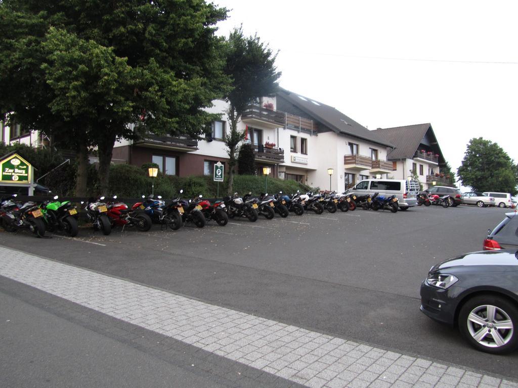 Land-Gut-Hotel Zur Burg Nuerburg Exterior foto