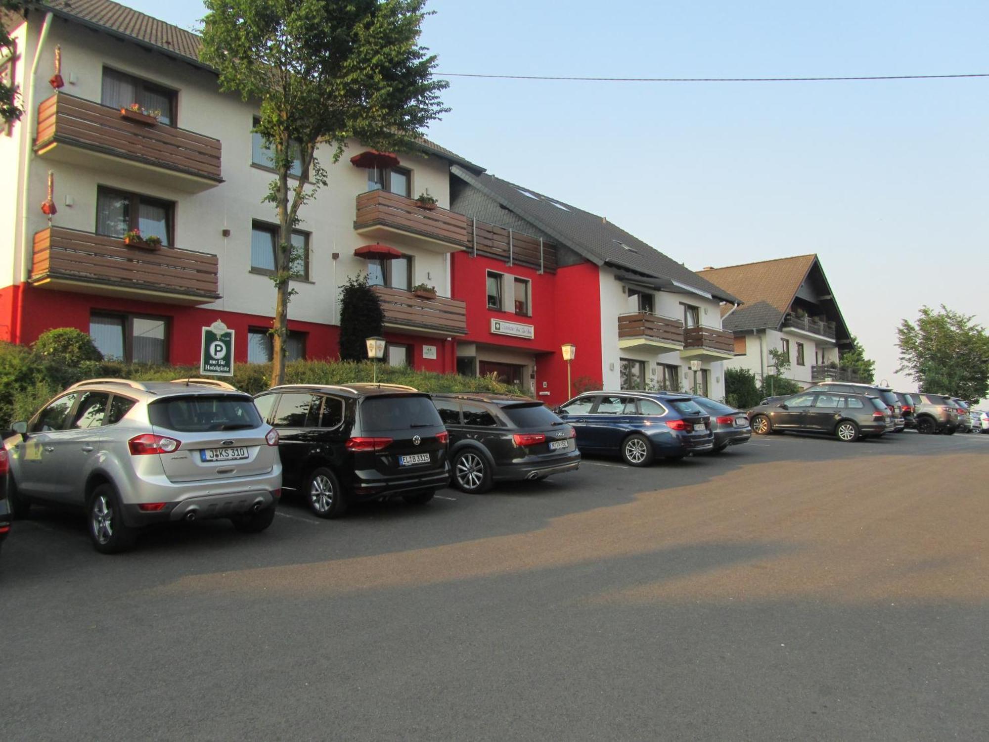 Land-Gut-Hotel Zur Burg Nuerburg Exterior foto