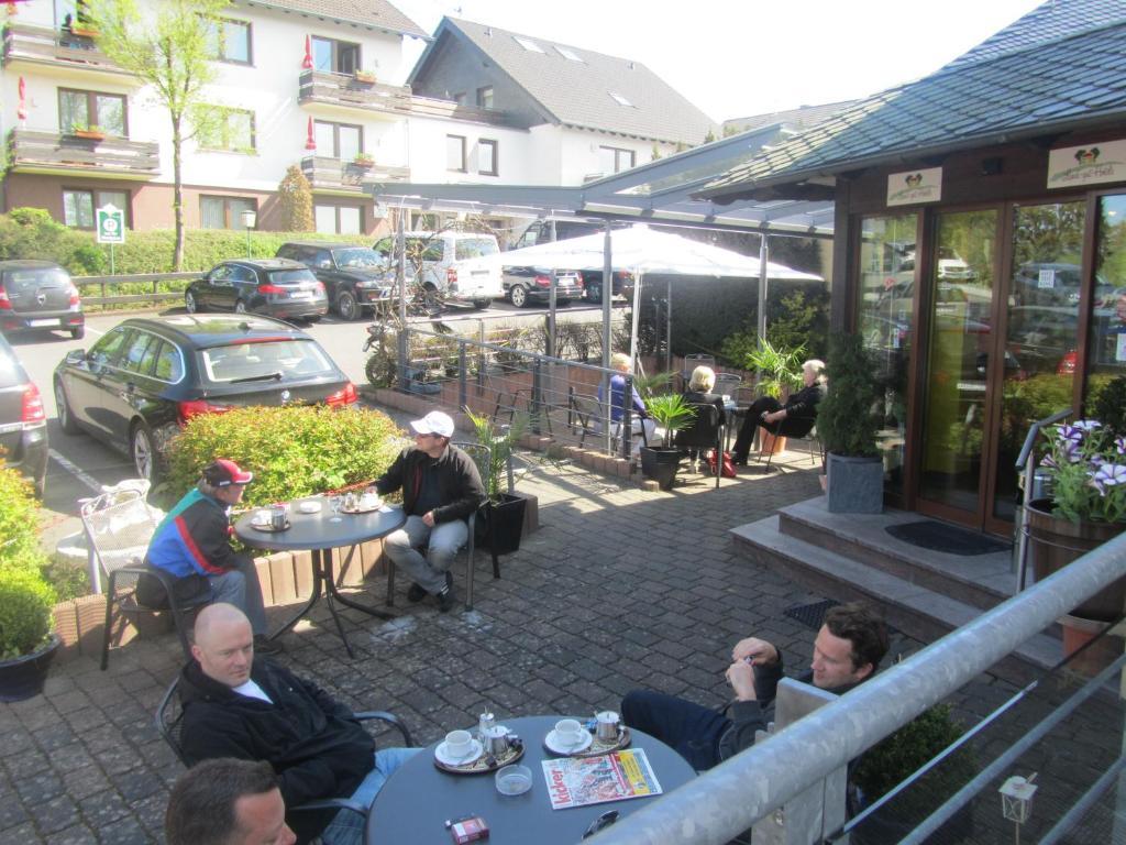 Land-Gut-Hotel Zur Burg Nuerburg Exterior foto