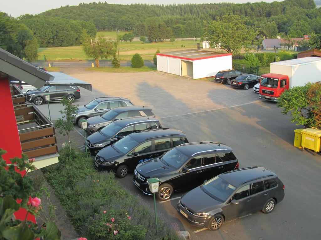 Land-Gut-Hotel Zur Burg Nuerburg Exterior foto